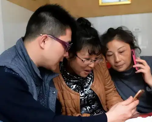 回顾男孩被拐爸爸抑郁自杀,25年后妈妈发现儿子是4年好友