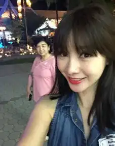 柳岩晒和家人一起拜年照网友送新年祝福