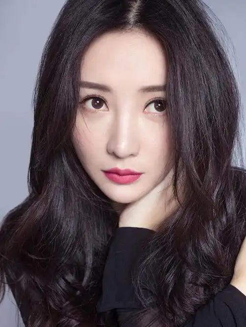 柳岩晒薄纱美照网友好像脸的样子又变了
