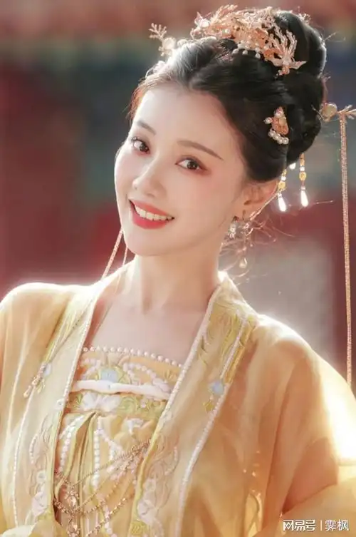 王鹤润写真壁纸,莲花楼里最美的角丽谯大美女