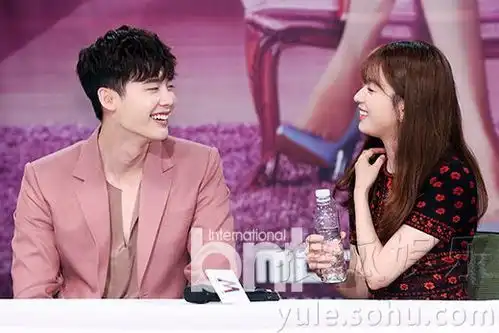 w两个世界制作发布会李钟硕韩孝周等出席