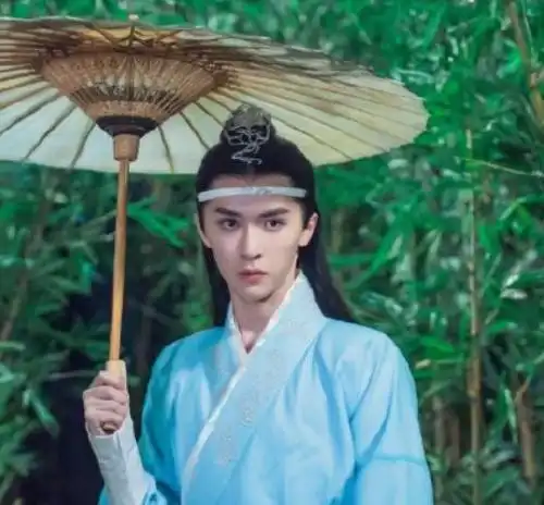 被于正力捧就飘了张逸杰被曝耍大牌,踢群演盒饭致其摔跤不道歉