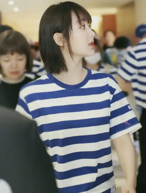 杨紫新剧路透照曝光,穿海魂衫秒变校花,皮肤滑嫩完全少女模样

