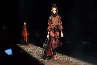 和文咏珊赴一场午夜密林中的coach1941派对
