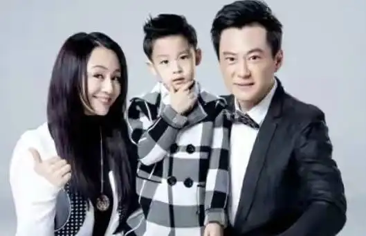 曹颖10岁儿子有多帅摄影师抛弃曹颖只拍他,最帅星二代稳了
