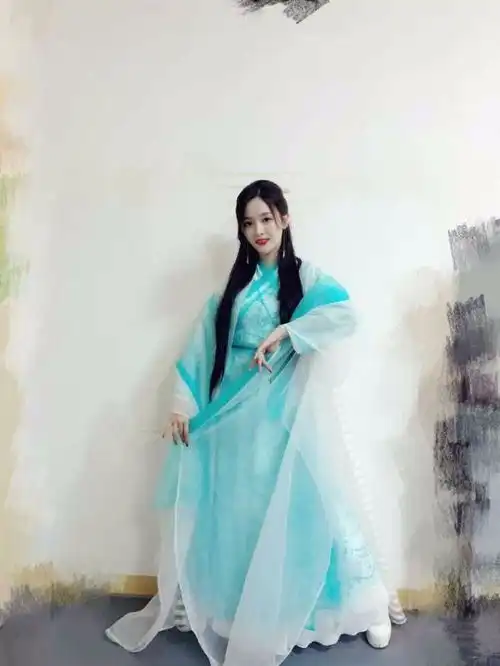 吴宣仪晒出古装处女秀,少女变仙女就只需一件青衣
