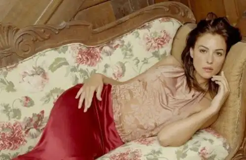 美人迟暮58岁球花莫妮卡贝鲁奇烟熏浓妆难掩老态,年轻时有多美
