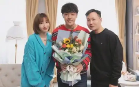 柳岩晒照庆新剧杀青与娜扎脸贴脸自拍似亲姐妹