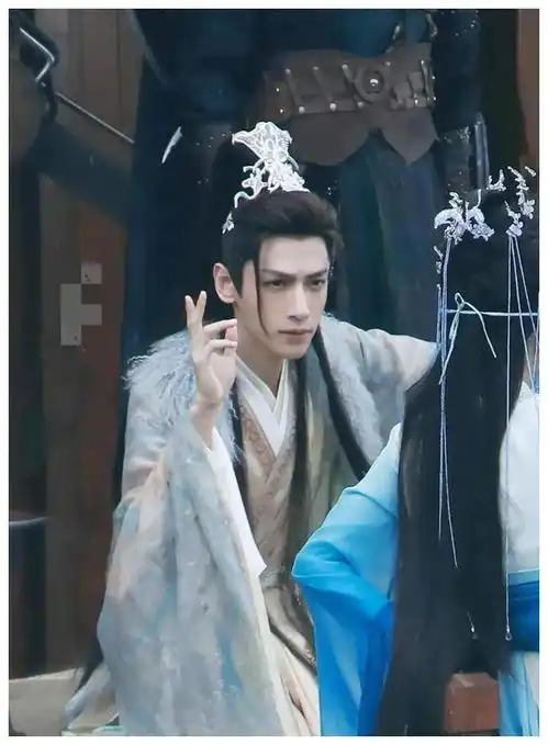 长月烬明男主造型很酷,这才是古装仙侠该有的颜值
