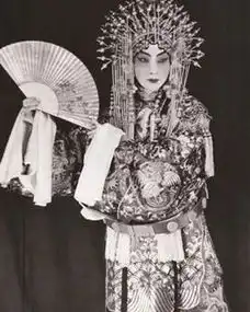 台上摔了看当年梅兰芳如何救场
