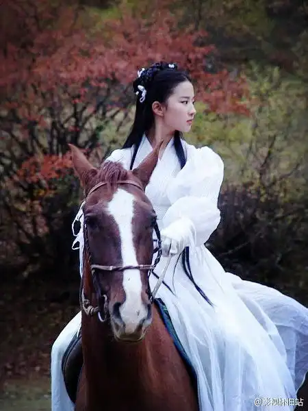刘亦菲骑马剧照大搜罗神仙姐姐仙气十足惹人爱

