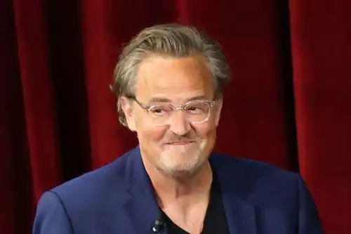 演员马修派瑞被发现在家中去世,曾在老友记中饰演钱德勒
