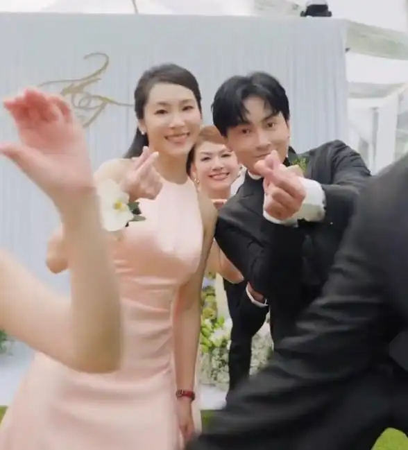 陈乔恩婚礼敬茶房曝光,明道发文梦回王子变青蛙,陈乔恩问红包呢
