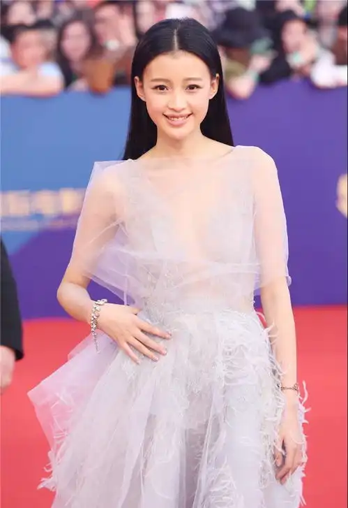 25岁就嫁影帝结婚生孩子,婆婆是中国最早的经纪人,想不火都难
