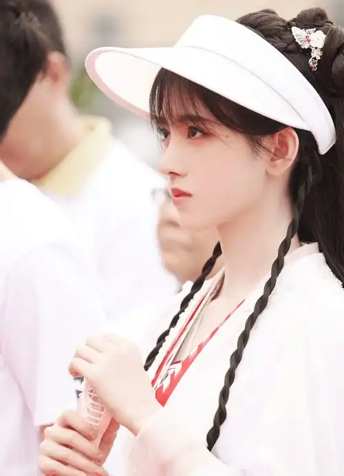 鞠婧祎又一部新剧开机,终于换掉半永久妆,妆容素净撞脸王祖贤