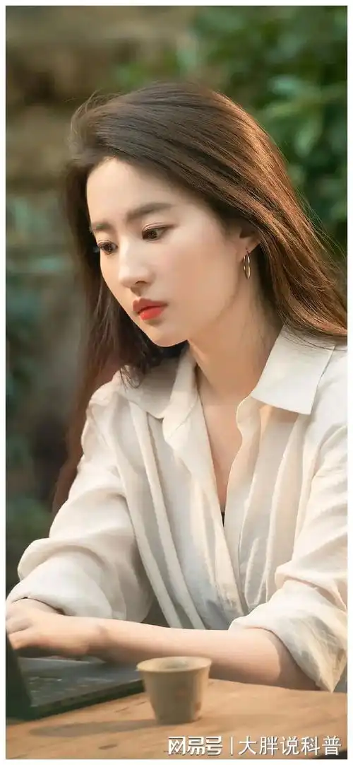 刘亦菲10年前后对比同样是穿绿色连衣裙,我直呼花期好长
