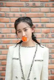 她是射雕英雄传的华筝,今穿套装裙扎双麻花辫,俏皮似少女
