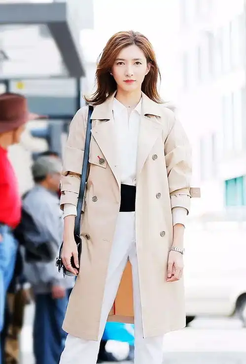 霸屏的江疏影还接待了英国首相她的通勤穿搭很好学
