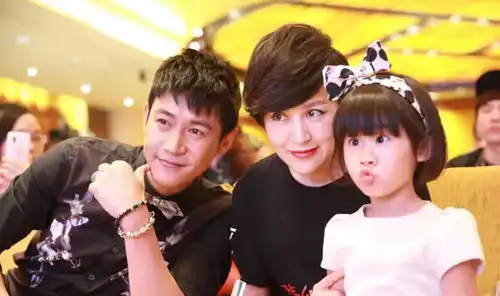 一个被遗忘的女演员,嫁给爱情被宠20多年,没想到老公竟是他
