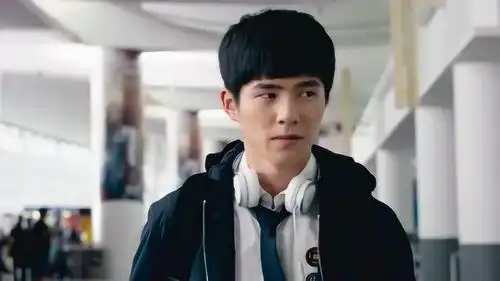 电影外国签证员说中文太溜了,说的还是方言,秦风都懵了