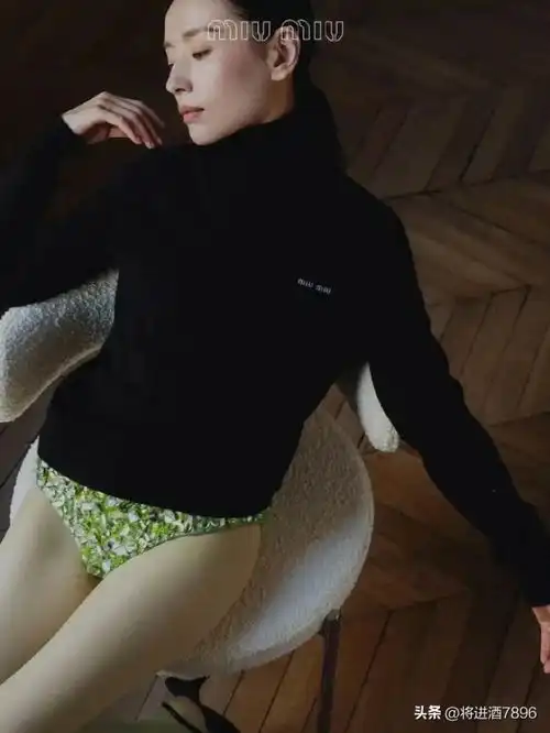 一条内裤4万多多位女明星外穿钻石内裤拍照,惹众多网友争议