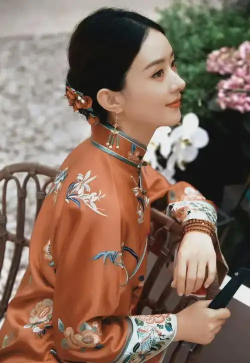 赵丽颖橘色旗袍造型惊艳,温婉大气如画中美人