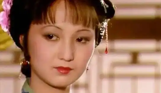 为了夺利,表姐妹之间也要博弈,看俏平儿是如何给薛宝钗下绊子
