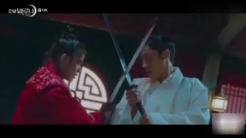 德鲁纳酒店满月和清明厮打在一起,满月毫不手软一剑砍伤了清明