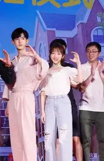 孙艺宁俏丽短发出席惹上冷殿下开播发布会
