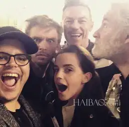 美女与野兽剧组小团圆,低调queens活跃现身最新一周欧美明星私照合辑4月10日17日
