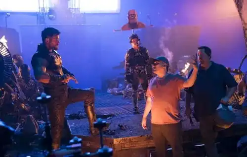 钢铁侠2龙套演员涉嫌兜售治疗新冠肺炎假药复联34全新剧照幕后照曝光