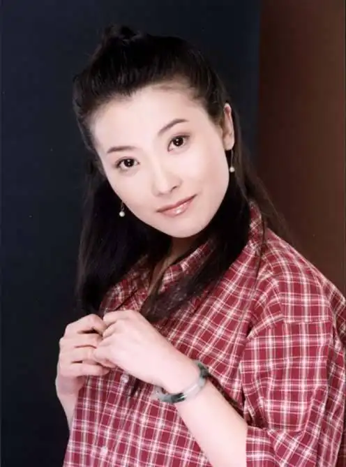 张琰琰出身演艺世家,被曝贴胸黄磊,当小三发露骨自拍毁掉前程
