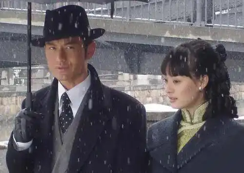 邓超携手孙俪走过17年,养育一儿一女,风光背后是辛酸
