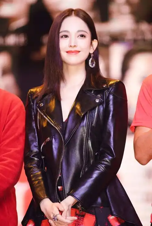 10位女星穿皮衣景甜重现司藤,刘雨昕金项链瞩目,杨颖成赢家