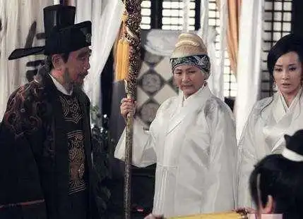 儿子当大官,母亲前去看望,走时为何说我回去便为你准备好墓地
