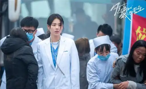 出道8年沦为综艺咖,白敬亭两部新剧同时开播,离爆火就差一步
