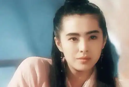 王祖贤多年前剧照被扒,当时身边的小记者,如今竟混成了一线巨星
