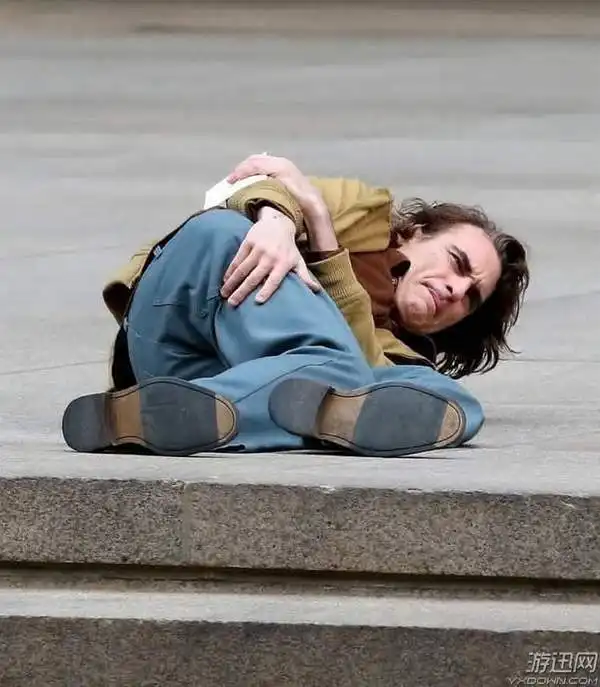 dc小丑全新片场照托马斯韦恩现身,小丑狼狈摔倒