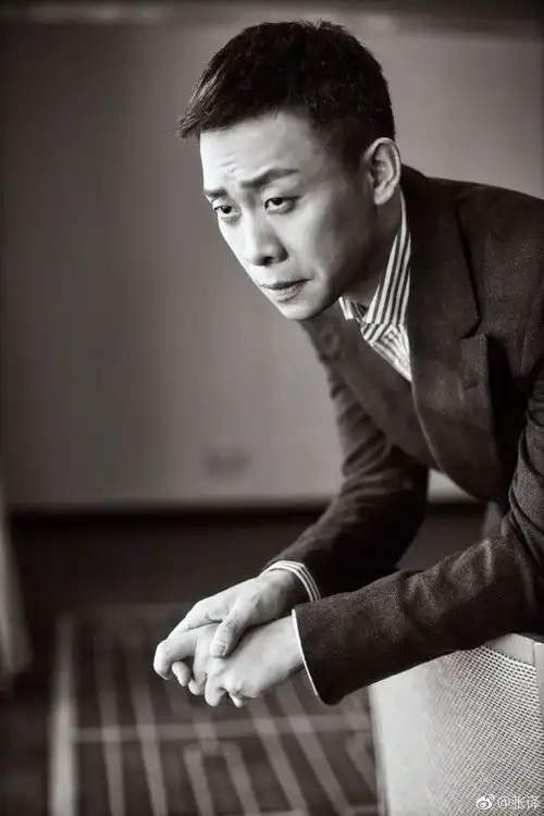 他是红海行动的突击队长,陈乔恩殷桃争当他老婆,他是不像演员的演员