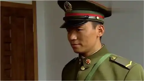 许三多通过自己的努力,再次回到了这个连队,这次是团长特批
