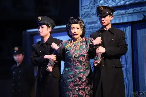 四世同堂迎百场纪念演出导演田沁鑫谢观众
