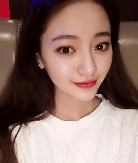 关晓彤称自己全宿舍最丑,以为开玩笑,看到合照后我闭嘴了
