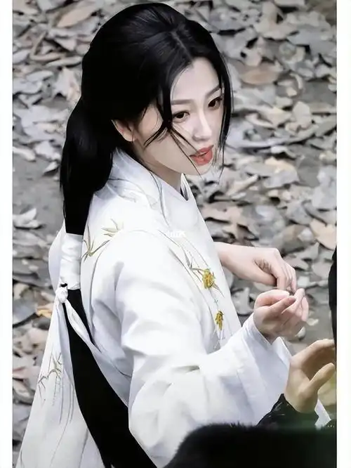 云之羽虞书欣美上热搜,但演技寡淡如白开水,被小品演员碾压