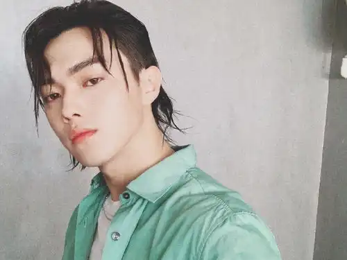 于正夸许凯有巨星潜质,把许凯当儿子看待,他之后没有再签男艺人
