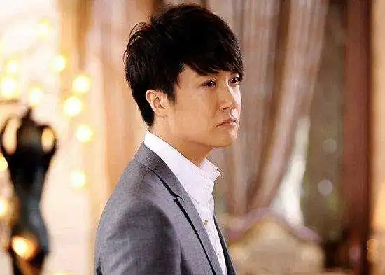 16岁丧父,进入演艺圈却因买不起房被姚笛甩今身价过亿妻美儿帅
