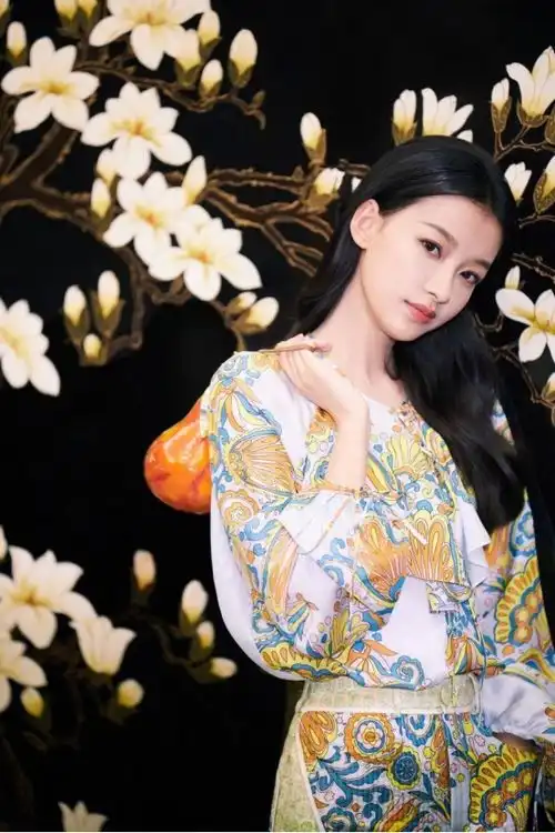 孙怡还真是少女感满满呢穿件优雅白色泡泡袖上衣,尽显清新雅致
