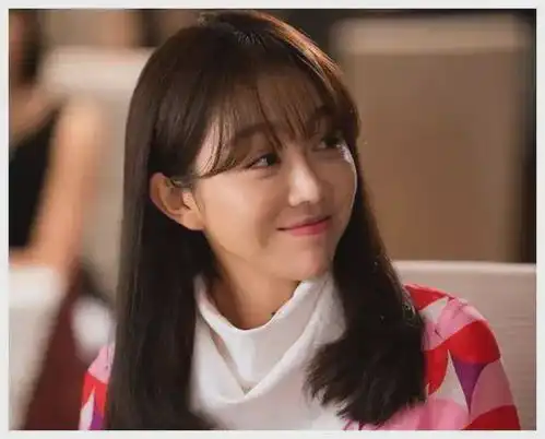 白玉兰之夜,姜妍一身白嫩肉,脖子中间一颗痣妩媚至极
