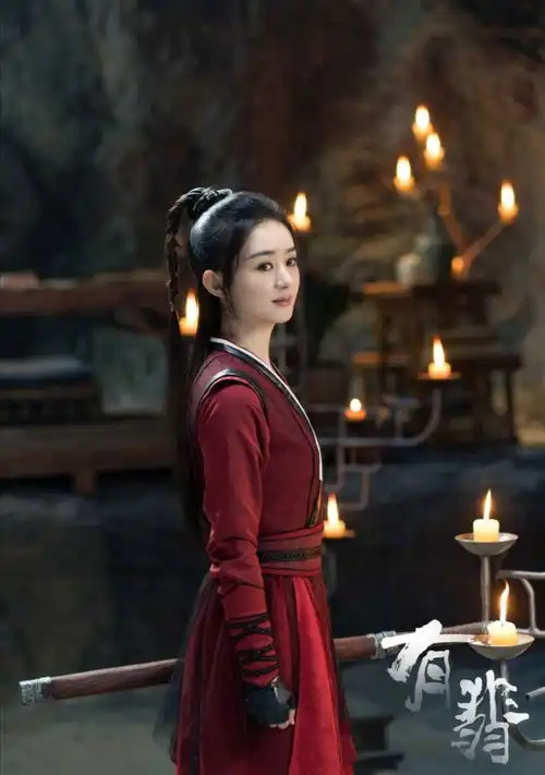 有翡发布角色剧照,赵丽颖红衣高马尾,演绎古灵精怪女侠