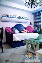 客厅的蓝色小沙发看着很清爽45㎡蜗居变身地中海风格