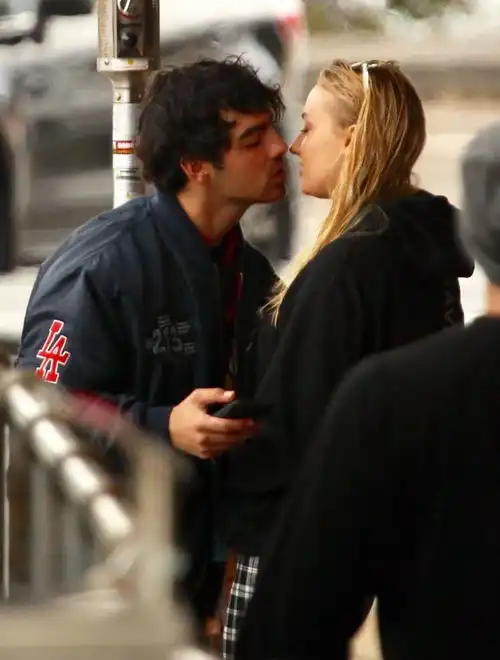 sophieturner甜蜜三傻和二乔现身悉尼情不自禁当街热吻